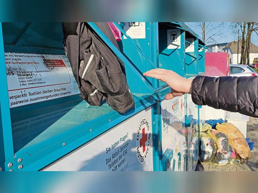 Die Altkleidercontainer im Kreis laufen über. Rotes Kreuz und Malteser haben die Verträge gekündigt. Archivfoto: Wapelhorst