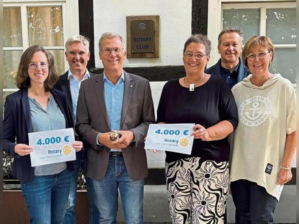 Bei der Übergabe war die Freude bei allen groß.