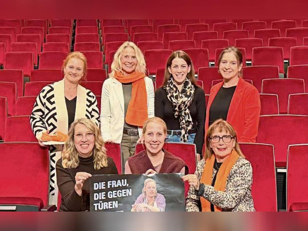 Lippstadt setzt ein Zeichen gegen Gewalt: Am Dienstag war im Rahmen der „Orange the World“-Aktion bereits das Theaterstück „Die Frau, die gegen Türen rannte“ zu sehen.