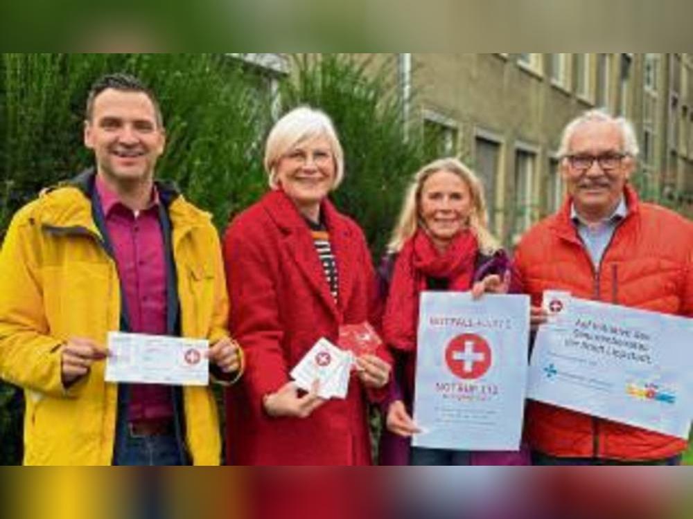 Marc Schmidt, Mariethres Koch-Fechteler (beide Stadt), Susanne Musga (Klinikum) und Bernhard Bartscher (Seniorenbeirat, v.l.) freuen sich über die neue Auflage der Notfallkarte.