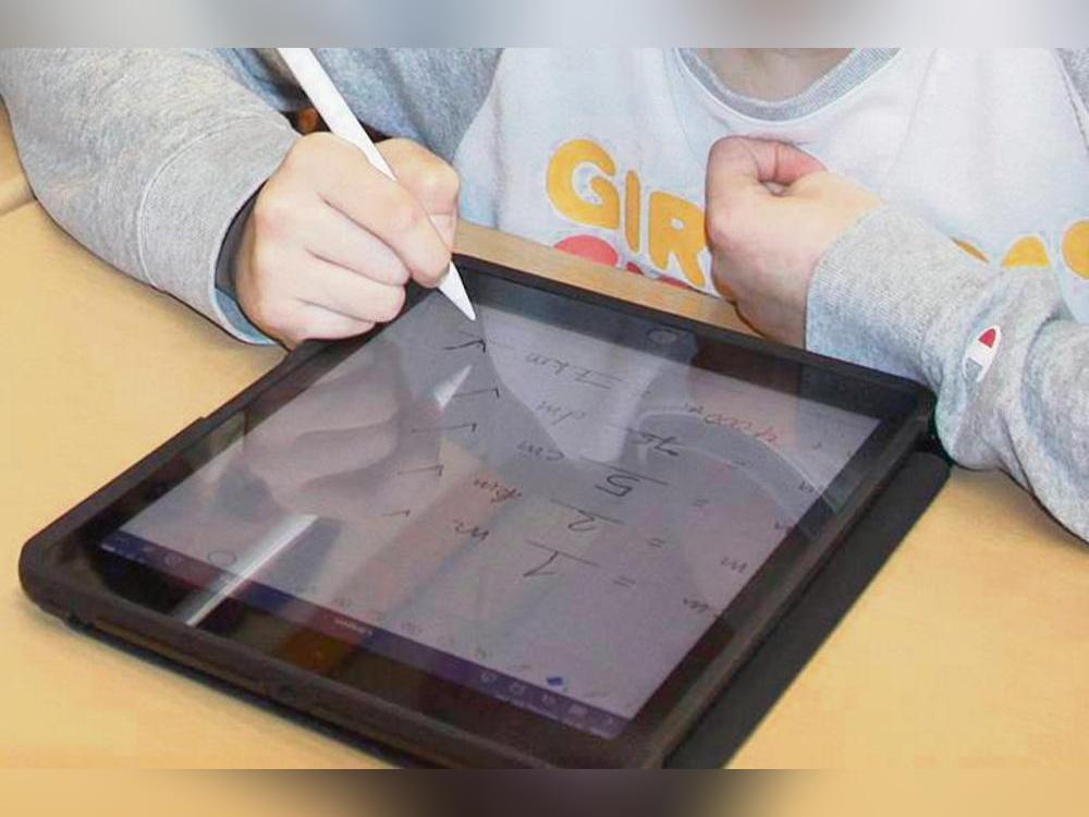Von Klasse fünf bis sieben will die Sekundarschule das iPad nur punktuell einsetzen. Für die Acht- bis Zehntklässler ist es regelmäßiger Begleiter im Unterricht. Archivfoto: Frederick Lüke