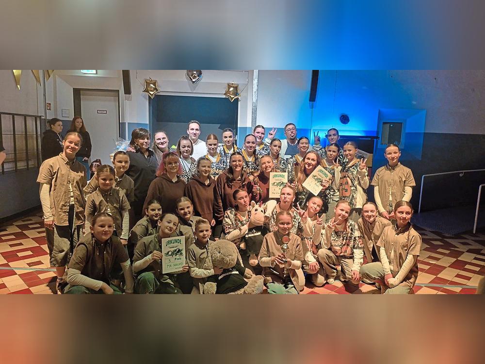 Die HipHop-Abteilung des TSC Castell Lippstadt zeigte in Beckum nicht nur Freude, Ausdrucksstärke und eine beeindruckende Synchronität, sondern sie war auch überaus erfolgreich. Ein erster, ein zweiter und ein dritter Platz standen am Ende des Tages zu Buche.