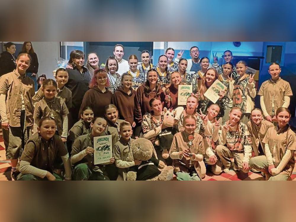 Die HipHop-Abteilung des TSC Castell Lippstadt zeigte in Beckum nicht nur Freude, Ausdrucksstärke und eine beeindruckende Synchronität, sondern sie war auch überaus erfolgreich. Ein erster, ein zweiter und ein dritter Platz standen am Ende des Tages zu Buche.