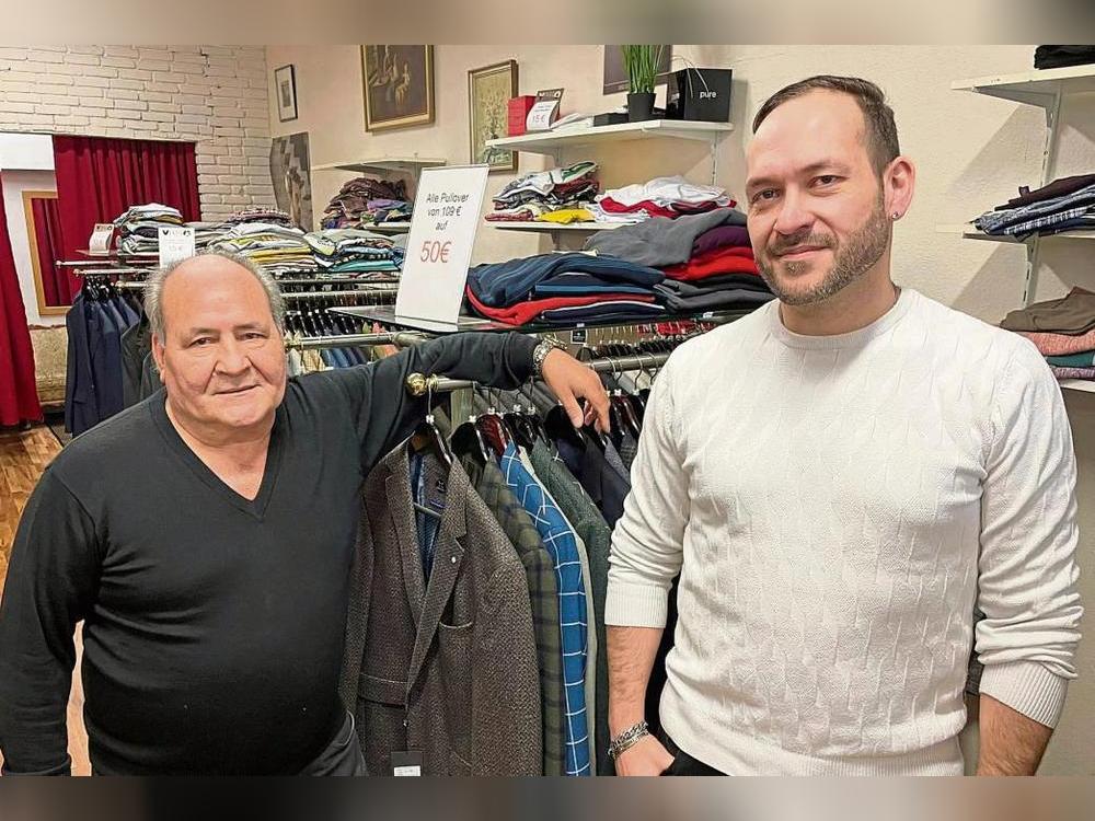 42 Jahre hat Salvatore Acri die Lippstädter eingekleidet: Jetzt schließen er und sein Sohn Dennis den Herrenausstatter Il Mondo in der Kahlenstraße. Foto: Kristina Rückert