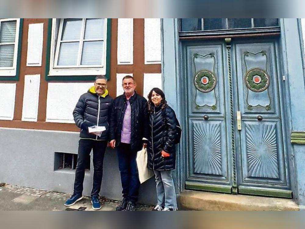 Der Geseker Reinhard Marx (Mitte) führte den chilenischen Besuch, Jenny und Ricardo Melnick, auch zum Hellweg 21, wo ihre Großmutter Hilde Abel gelebt hatte.