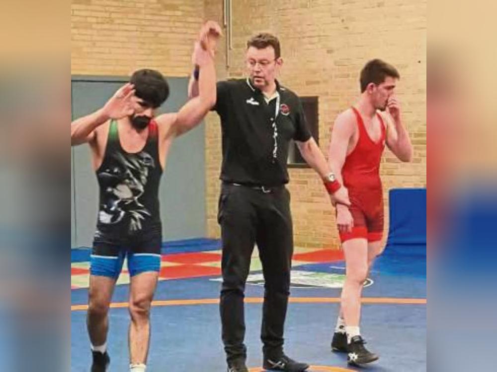 Mohammad Panah Ahmadi (l.) vom JSV Lippstadt wird zum Sieger erklärt.