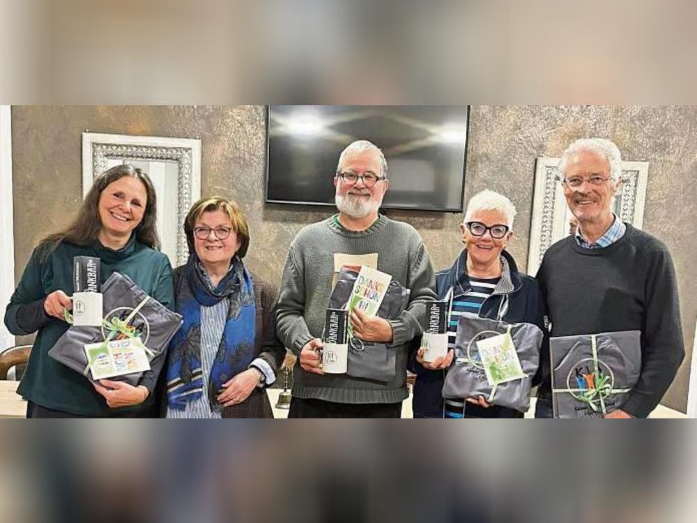 Kia-Vorstandsmitglied Renate Rosenkranz (2.v.l.) ehrte (v.l.) Stephanie Schoen, Thomas Jakob, Ute Heginger und Hermann Plass für ihr ehrenamtliches Engagement.