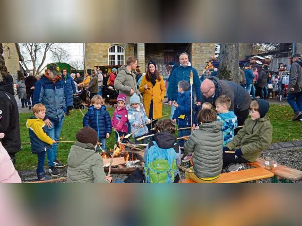 Auf dem Weihnachtsmarkt im Jahr 2022 hatten die Kinder viel Spaß mit Stockbrot am Lagerfeuer.