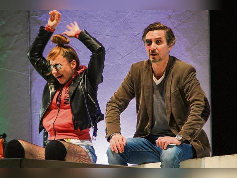 Lea (Carolin Freund) wirbelt Livius’ (Thomas Jansen) geordnetes Leben gehörig durcheinander. Foto: Andreas Balzer