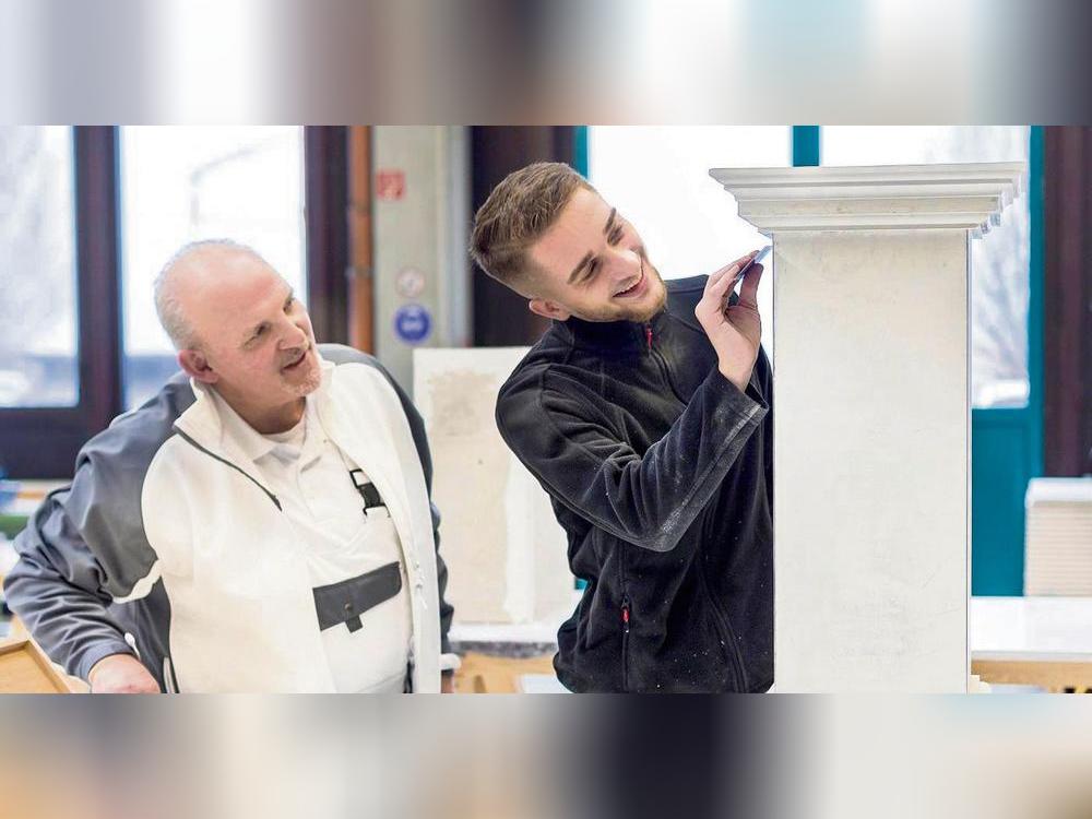 Azubis zählen auch im Kreis Soest zu den Säulen der Zukunft. Hier eine Archiv-Szene aus der Ausbildung der Stuckateure.