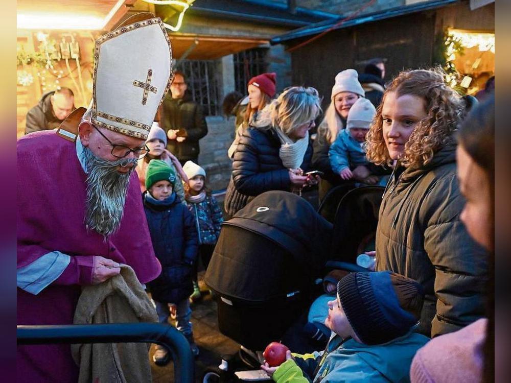 Der Nikolaus schaut an beiden Tagen des Weihnachtsmarktes vorbei und bringt Süßigkeiten für Kinder mit. Archivfoto