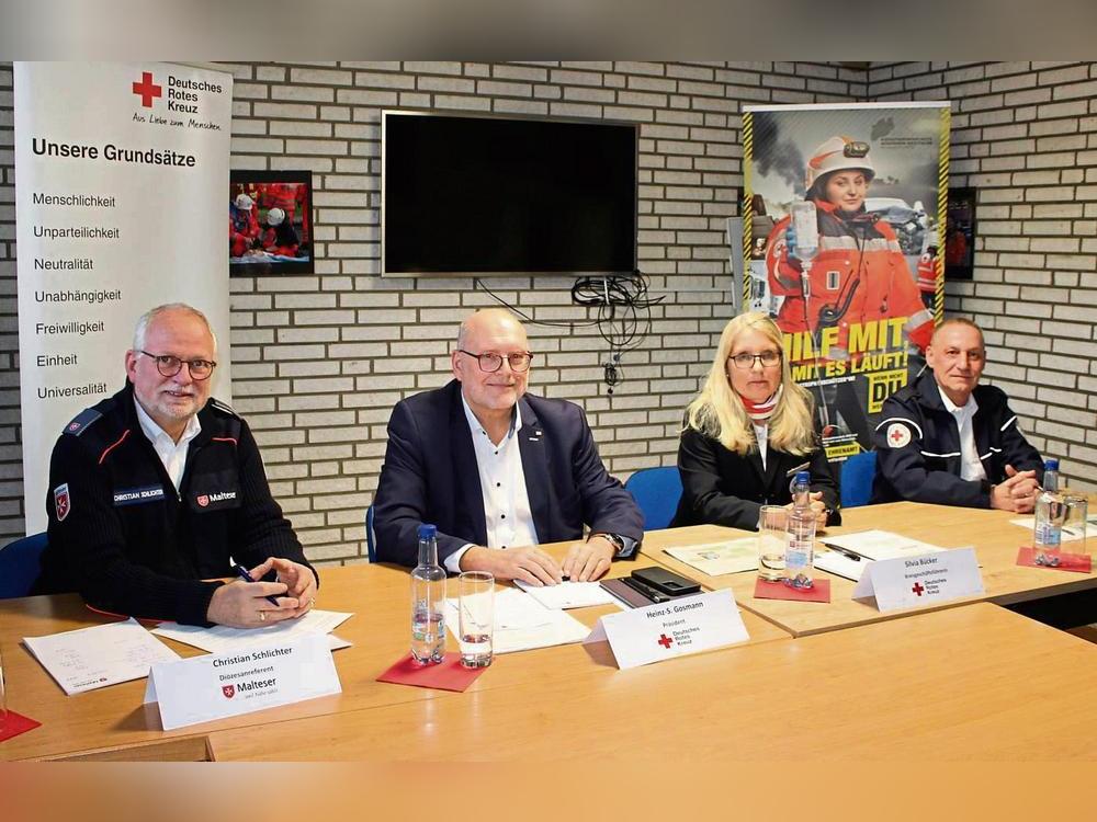 Christian Schlichter (Malteser) und Heinz-S. Gosmann, Silvia Büker und Michael Lindner (DRK) sind enttäuscht über das Vertragsende mit der ESG – haben aber keinen anderen Ausweg mehr gesehen. Foto: Soraya Dietz