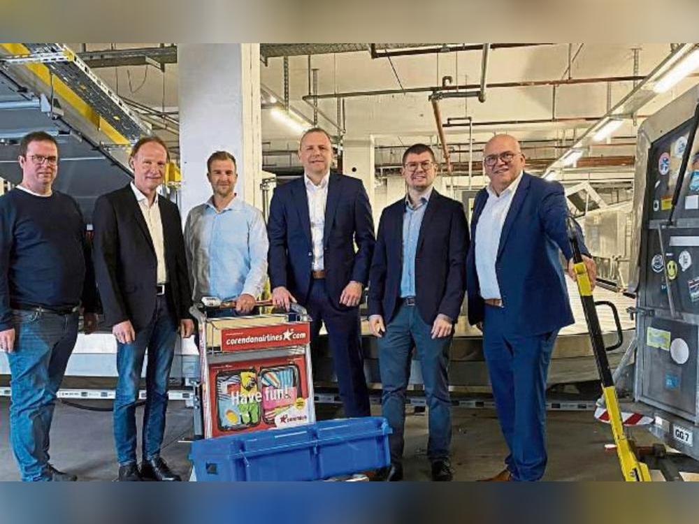 Gepäck-Partner (v.l.): Projektleiter Matthias Fleige (Airport), Franz-Barthold Gockel (Firma Ulrich Rotte), Christopher Godejohann (Insensiv), Benjamin Nagel (Verlinked), Sebastian Prinz (Fraunhofer IEM), Airport-Chef Roland Hüser.