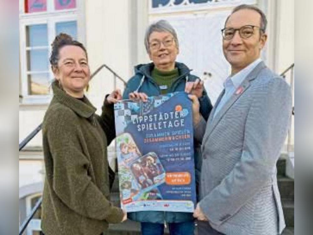 Freuen sich auf die Spieltage (v.l.): Sonja Kiekens (Stadtjugendring), Marion Berlinghoff (Stadtbücherei) und Thomas Raulf (Sparkasse).