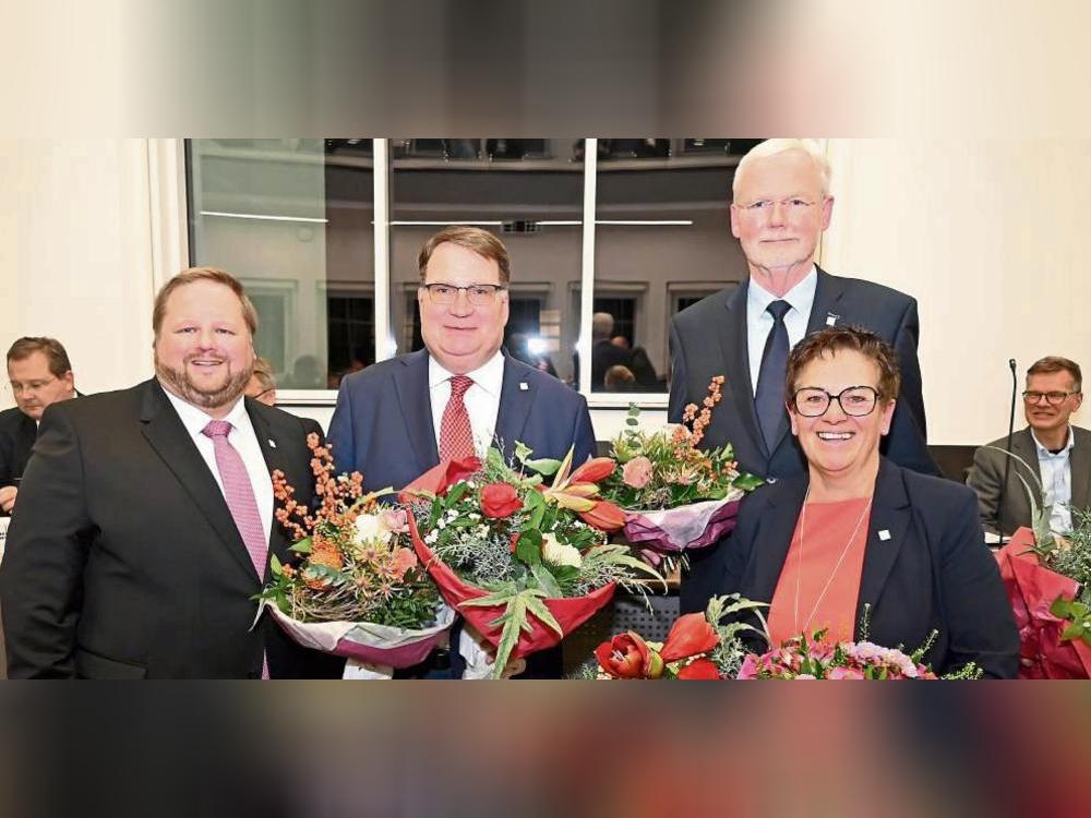 Könnte ein Blumenladen sein, ist aber das Kreishaus: Landrat Heinrich Frieling (l.) gratuliert seinen Stellvertretern Markus Patzke (2.v.l.), Heike Kruse und Gregor Dolle zur Wahl. Foto: Susanne Schulte-Nölle (Kreis Soest)
