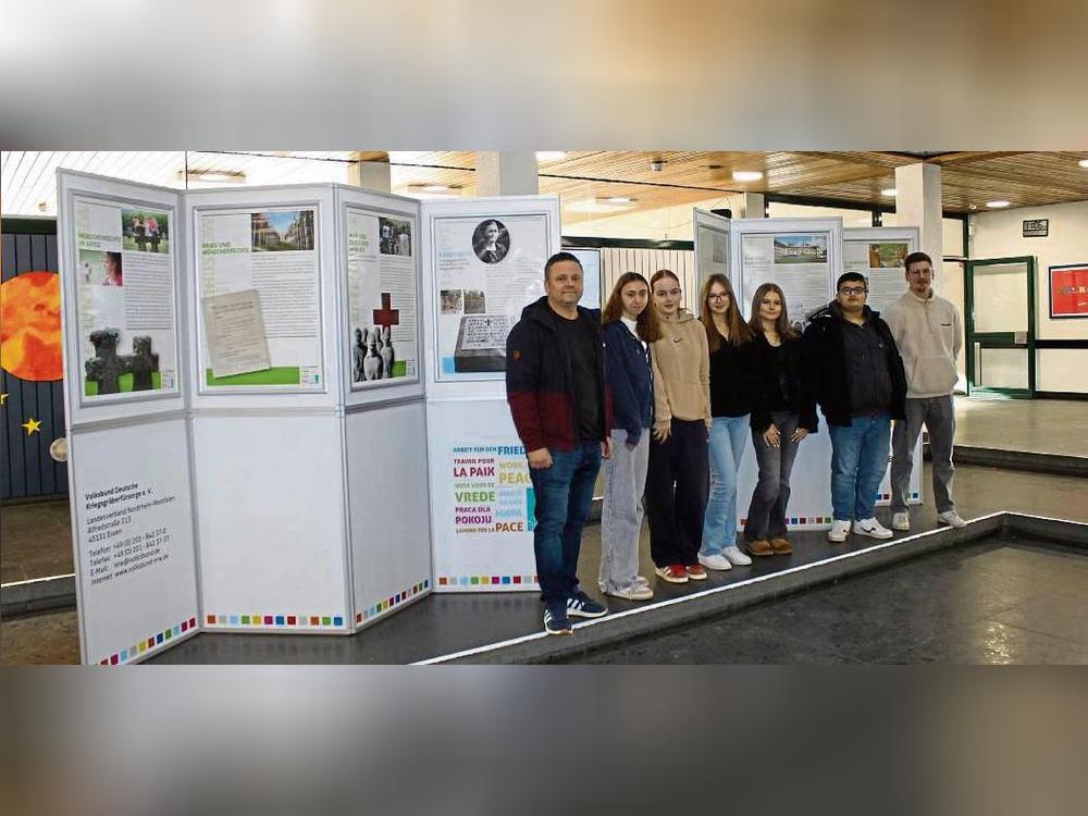 Matthias Walter (l.) und Kai Menke (r.) haben mit ihren Schülern Plakate erarbeitet. Foto: Soraya Dietz