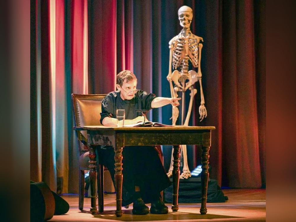 Schaurig-schön: Katharina Thalbach in „Schatten über dem Nichts“. Foto: Franziska Strauss