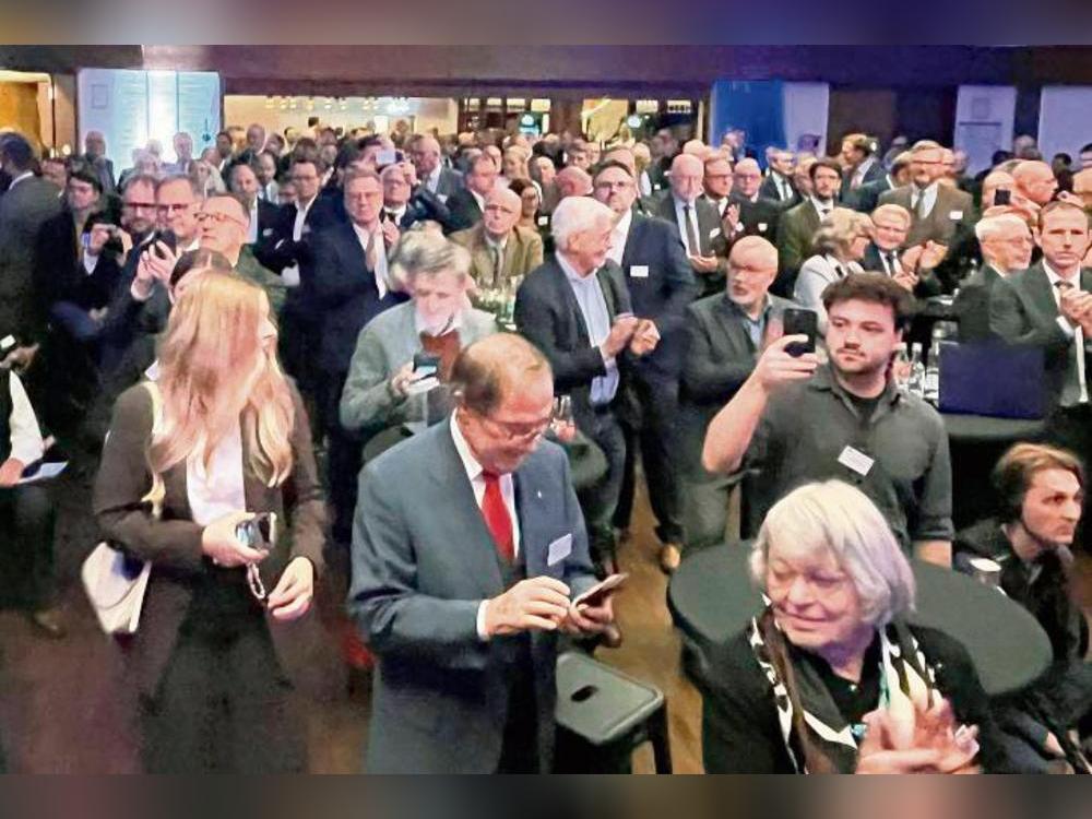 Das muss im Bild festgehalten werden: Für den Gast des IHK-Empfangs zückten viele ihre Smartphone-Kamera. Foto: Friedrich