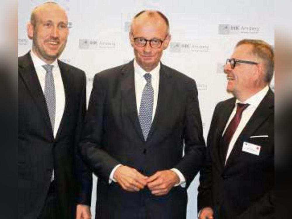 Für die IHK begrüßten Jörg Nolte und Andreas Knappstein (r.) den Kanzler. Foto: Schwade