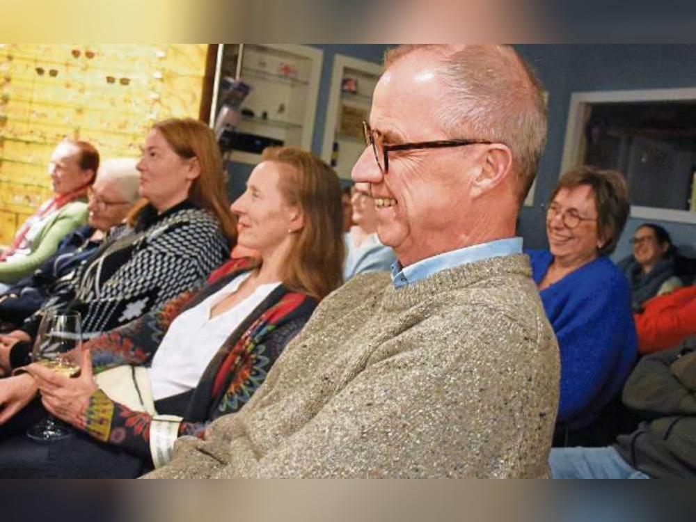 Gute Laune herrschte beim Publikum vor, das den Vorlesern lauschte.