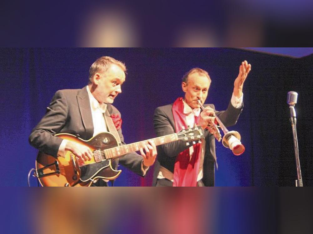 Bidla Buh beherrschen ihre Instrumente, von denen sie zahlreiche dabei haben. Foto: Helga Wissing