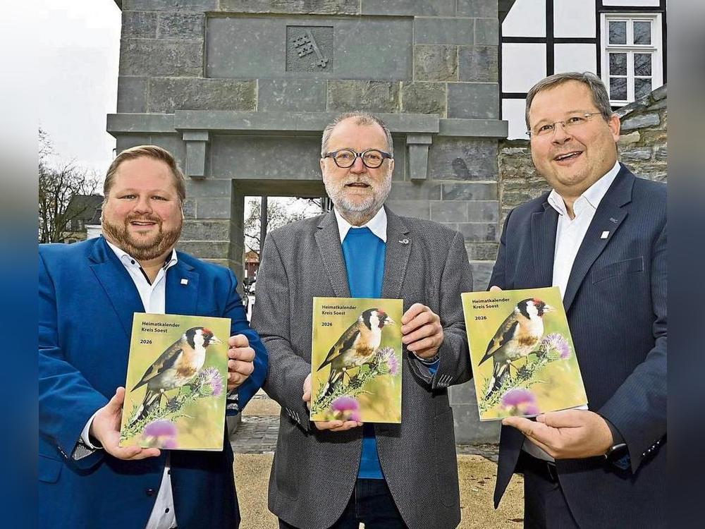 Präsentieren den Heimatkalender Kreis Soest 2026 (v. l.): Landrat Heinrich Frieling, Redakteur Norbert Dodt und Dezernent Sascha Kudella. Foto: Susanne Schulte-Nölle (Kreis Soest)