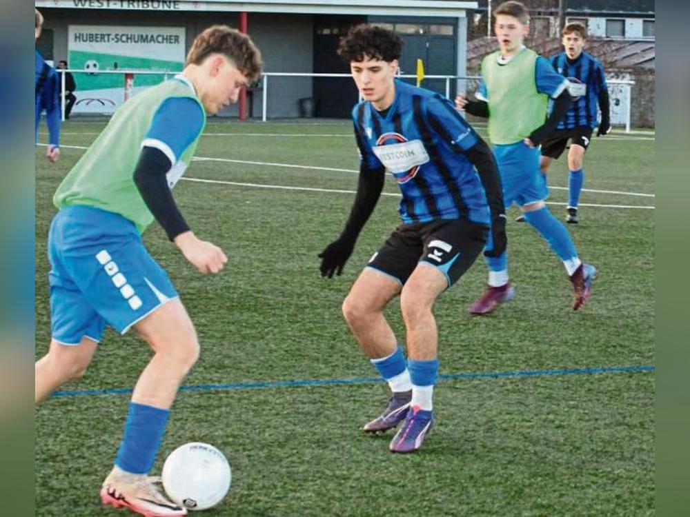 Die Mannschaft von BW Lipperbruch (mit Leibchen) entriss den Gästen aus Ehringhausen in allerletzter Minute den scheinbar sicheren vierten Quali-Platz. Nun müssen die Gäste am Mittwoch in ein Entscheidungsspiel. Foto: Hans Dannhausen