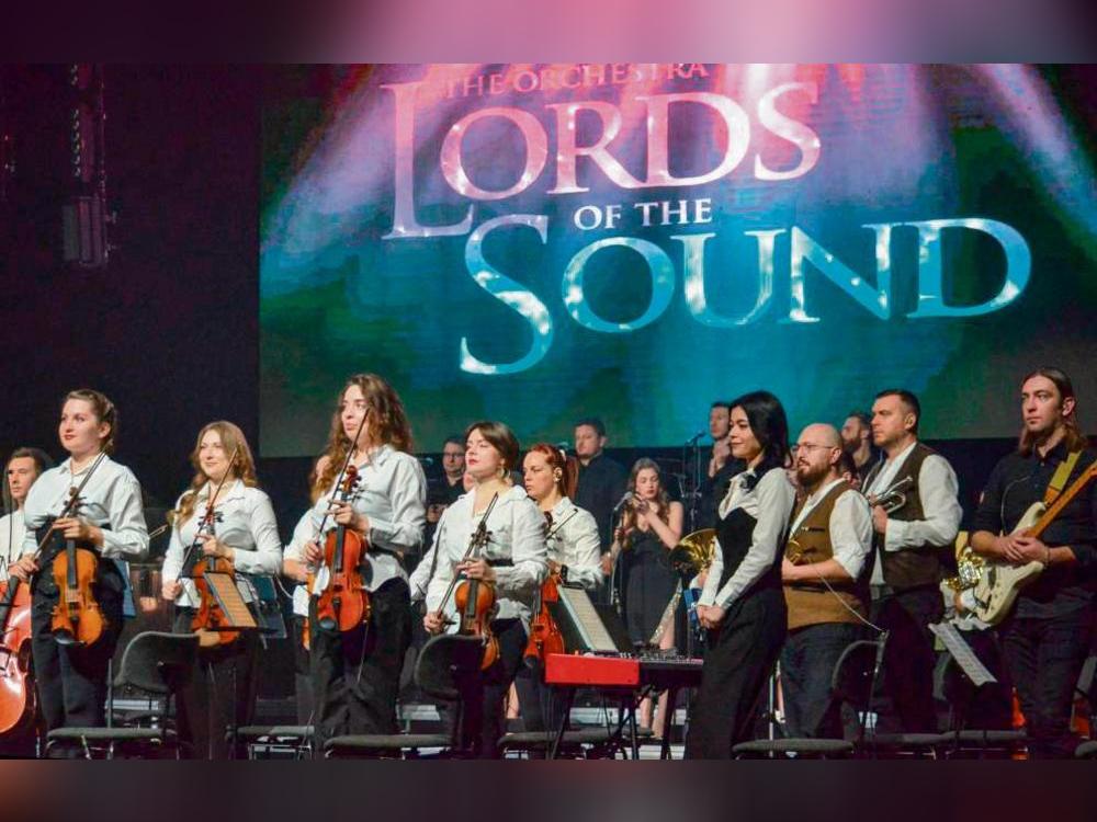 Die Musikerinnen und Musiker des Orchesters Lords Of The Sound stammen aus der Ukraine. In Lippstadt begeisterten sie mit der Musik von Hans Zimmer. Foto: Dietmar Gröbing