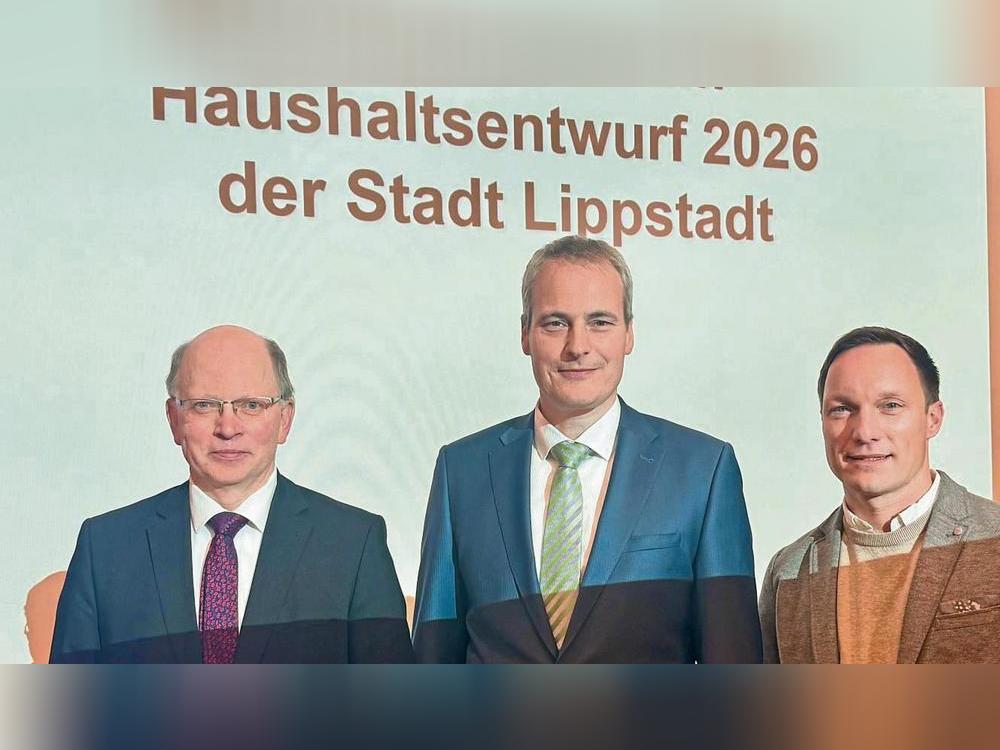 Brachten am Montagabend den Haushaltsentwurf in den Rat ein: Bürgermeister Alexander Tschense (M.), Kämmerer Boris Schreiber (r.) und der 1. Beigeordnete Stephan Tydecks. Foto: Vielberg