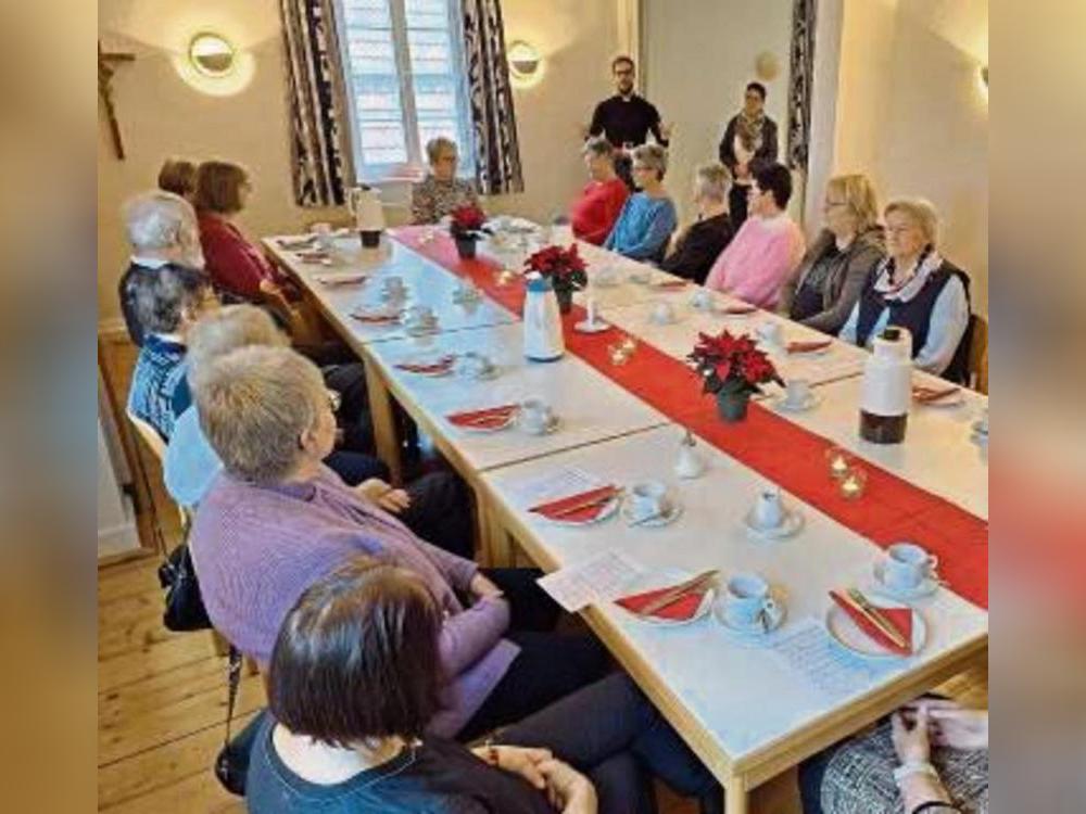 Vikar Patrick Vitt (hinten) sprach über die heilige Elisabeth. Foto: Diergarten