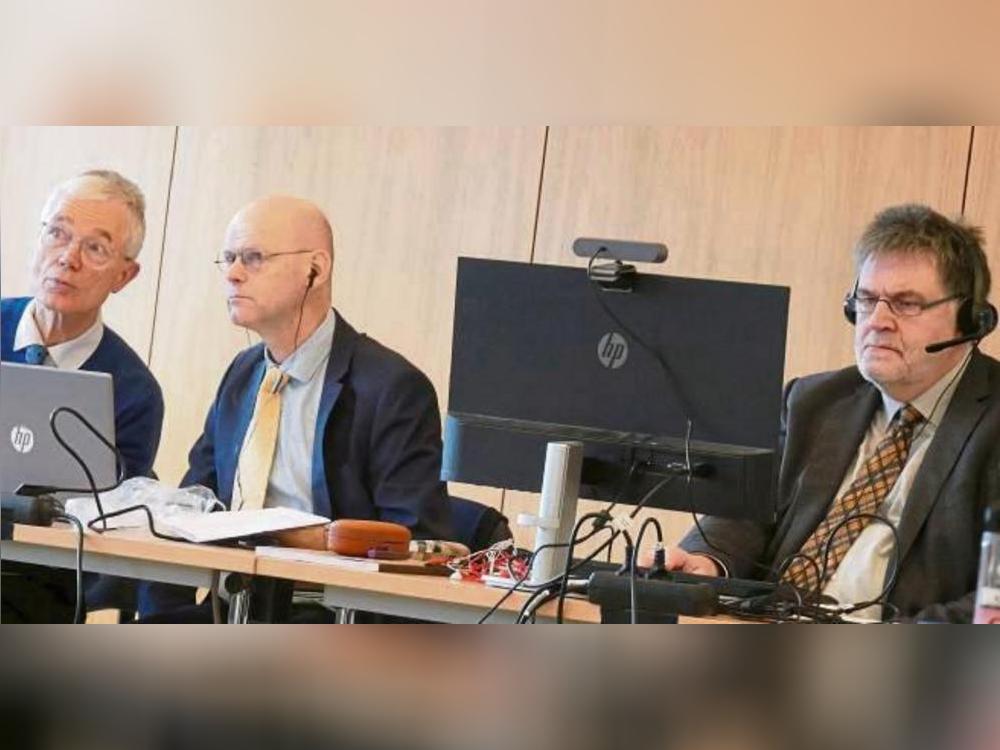 Der Kreissynodalvorstand mit (v.l.) Scriba Dr. Udo Arnoldi, Superintendent Dr. Manuel Schilling und Assessor Thomas Hartmann tauschte sich mit den Synodalen digital aus. Foto: Hans-Albert Limbrock