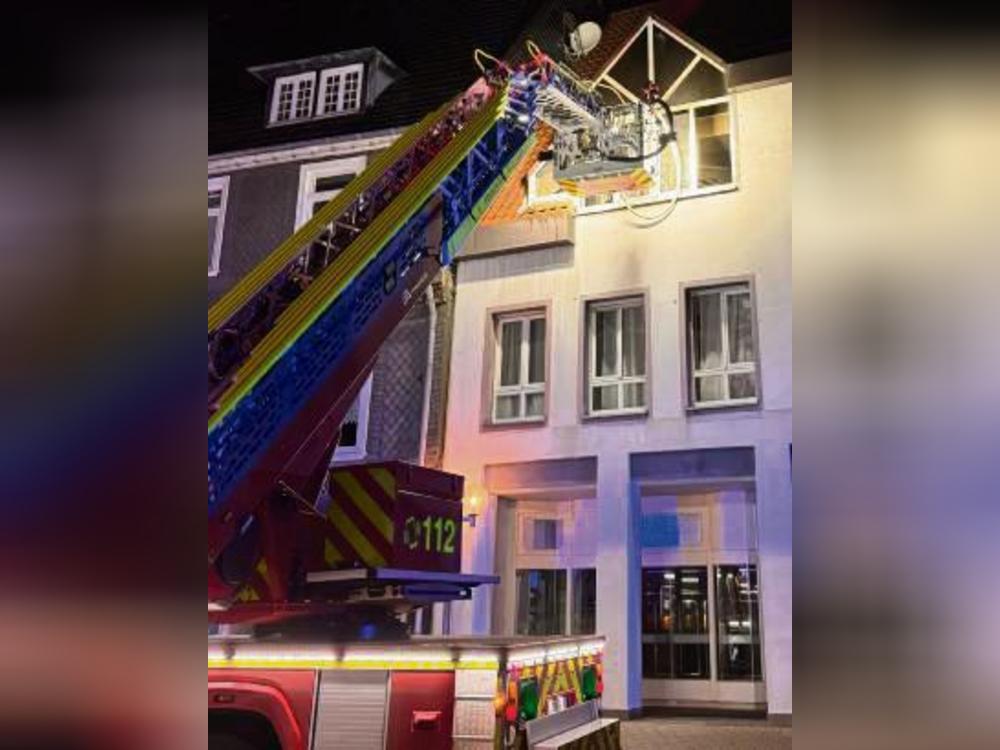 Die Feuerwehr Lippstadt fand den Bewohner (58) tot in seiner brennenden Wohnung in der Brüderstraße. Foto: Lametz