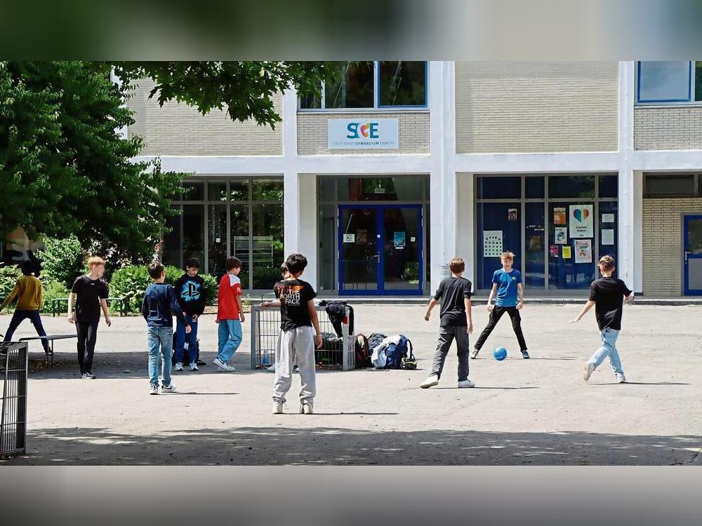 Grau ist aktuell noch die vorherrschende Farbe auf vielen Schulhöfen – zum Beispiel am Städtischen Gymnasium Erwitte. Die Grünen wollen nun, dass es dem Parteinamen entsprechend etwas grüner wird. Archivfoto: Ulrike Dietz