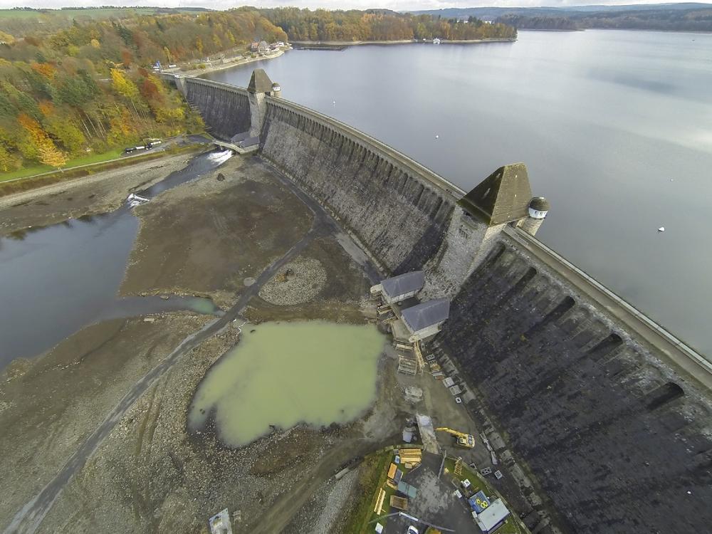Der Ruhrverband warnt: Die trockengelegte Weiherfläche an der Möhnetalsperre ist nicht tragfähig, das Betreten ist verboten. Dies gilt auch für Eisflächen, die sich auf verbleibenden Wasserpfützen bilden. Es besteht Lebensgefahr! Foto: Ruhrverband
