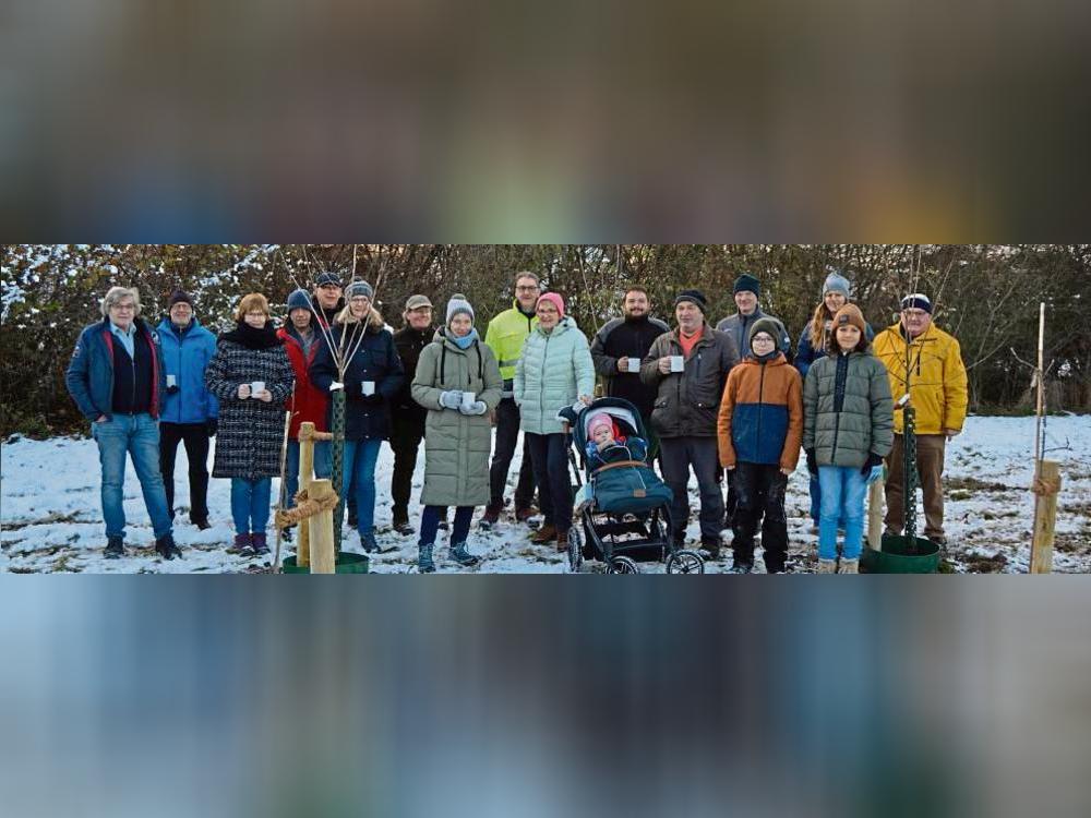 22 Obstbäume pflanzten die Heimatfreunde Oestereiden entlang des Fangegrabens.