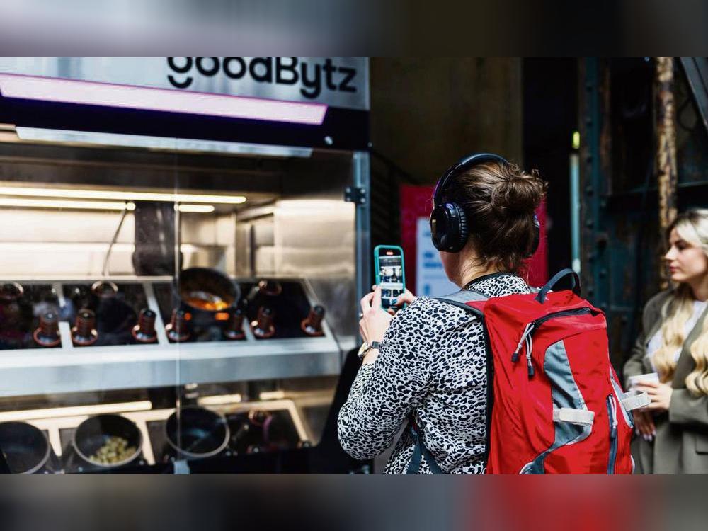 So funktioniert’s: Beim Ruhrsummit im Sommer war der Kochroboter samt App eine der Hauptattraktionen. Fotos (2): Goodbytz