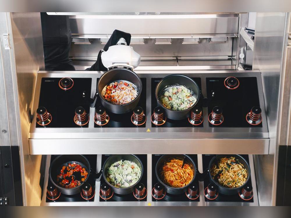 Auf acht Feldern gleichzeitig drehen sich die Töpfe vollautomatisch, ein Roboterarm befüllt und leert sie.