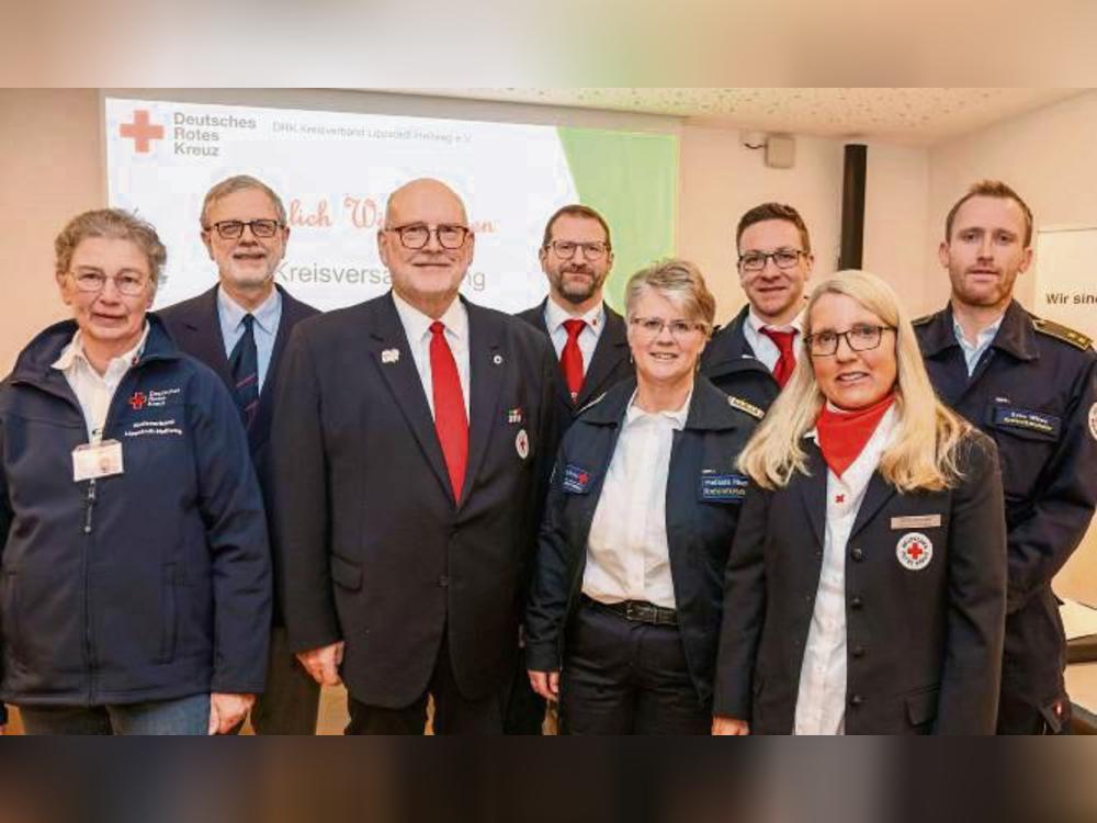 Der aktuelle DRK-Kreisvorstand (v.l.): Gabriele Kaulmann, Vizepräsidentin, Dr. Harald Briese, Konventionsbeauftragter, Heinz-S. Gosmann, Präsident, Markus Zgaga, Schriftführer, Michael Swyter, Kreisverbandsarzt, Melania Neumann, Kreisrotkreuzleiterin, Silvia Bücker, Kreisgeschäftsführerin und Sven Wiese, Kreisrotkreuzleiter. Foto: Thomas Nitsche