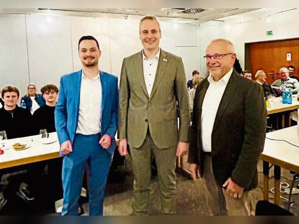 Beim außerordentlichen Parteitag des FDP-Stadtverbands sprachen Kreisvorsitzender Fabian Griewel, als Gast Neu-Bürgermeister Alexander Tschense und Vorsitzender Jürg Haseloff.