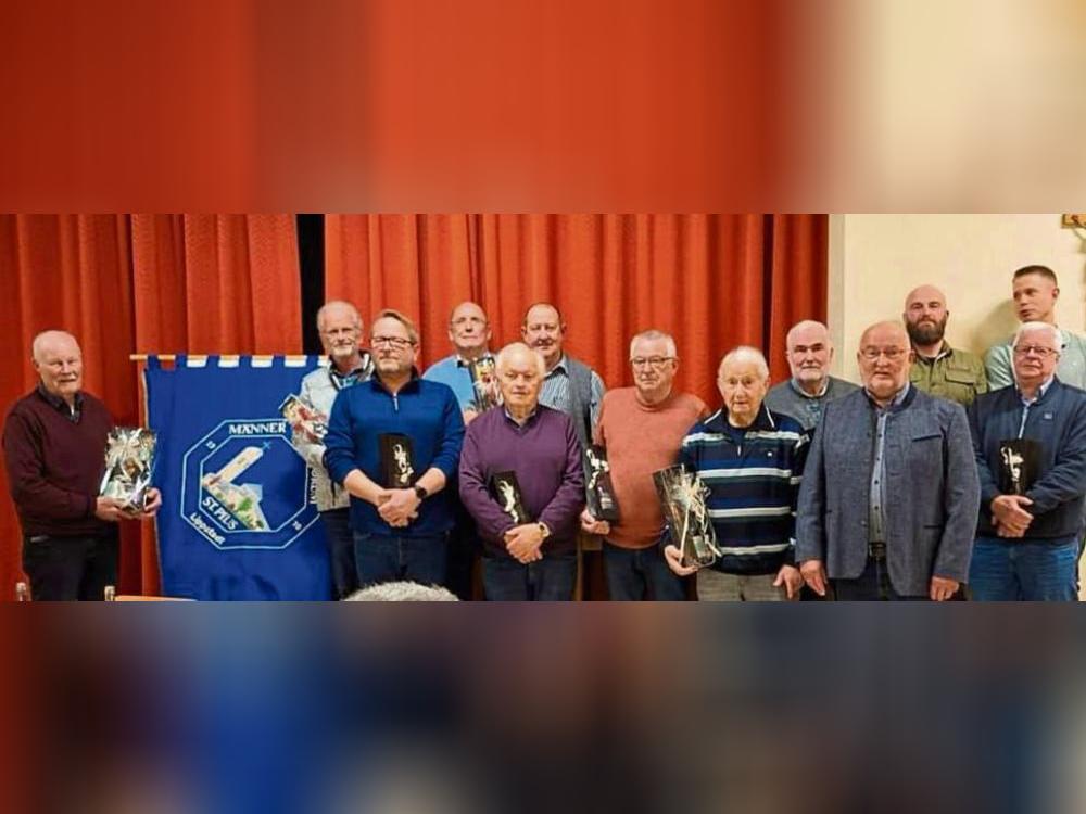 Bei der Jubilarehrung zeichnete der Vorsitzende Theo Kremer (4.v.r.) zahlreiche Mitglieder für ihre langjährige Zugehörigkeit zum Männerforum mit einem Präsent aus.