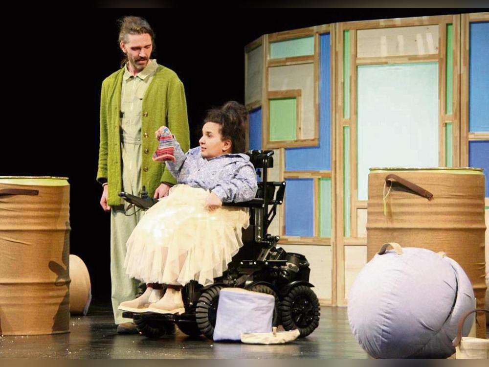 In einem der Koffer hat sich Frau Papels Teemütze wiedergefunden. Maximilian von Ulardt und Kübra Sekin spielen auf hinreißende Weise ein sehr unterschiedliches Paar. Foto: Helga Wissing