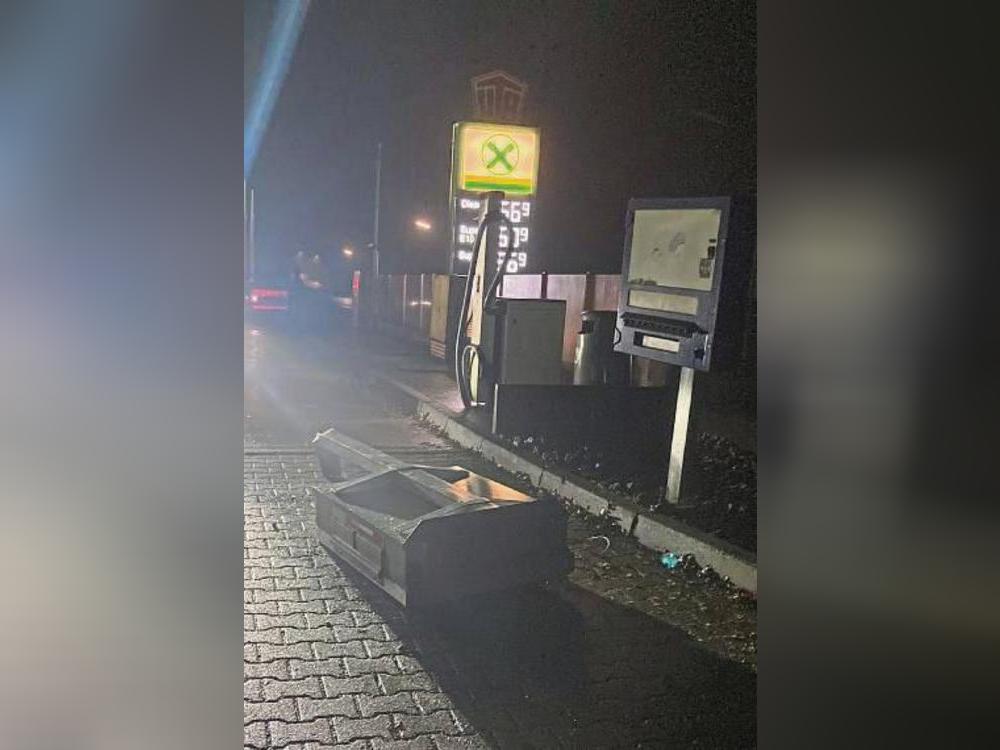 Am Tankautomaten waren die Diebe noch gescheitert, den Zigaretten-Automaten aber rissen sie erfolgreich aus der Bodenverankerung. Foto: Polizei