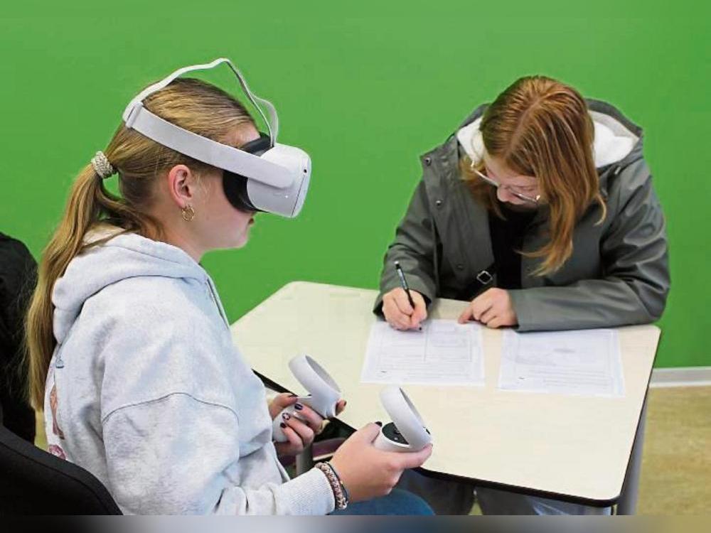 Amsterdam erkunden, während die Schüler physisch im Klassenzimmer sitzen, wird mit VR-Brillen möglich. Foto: Soraya Dietz