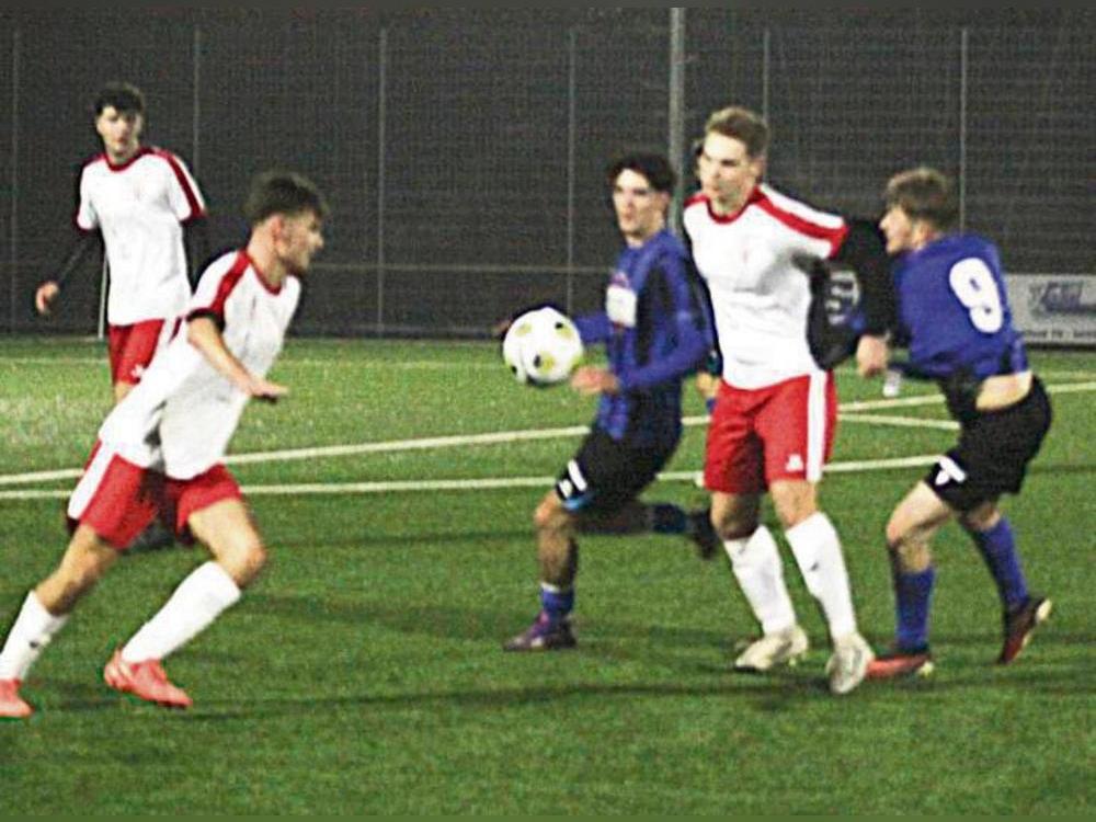 Durch das 3:1 sicherten sich die A-Junioren von Erwitte 2000 (weiße Trikots) ein Ticket für die Kreisliga A. Die JSG Ehringhausen (in Blau) muss am Samstag nachsitzen. Foto: Hans Dannhausen