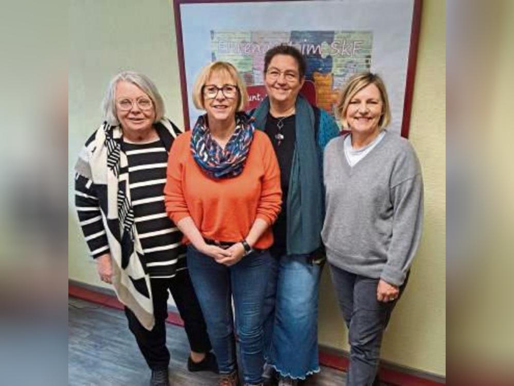Susanne Helfrich, Marianne Schobert und Marlies Stotz (alle drei SPD, v.l.) haben jetzt mit Ute Stockhausen (3.v.l.) vom SkF gesprochen.