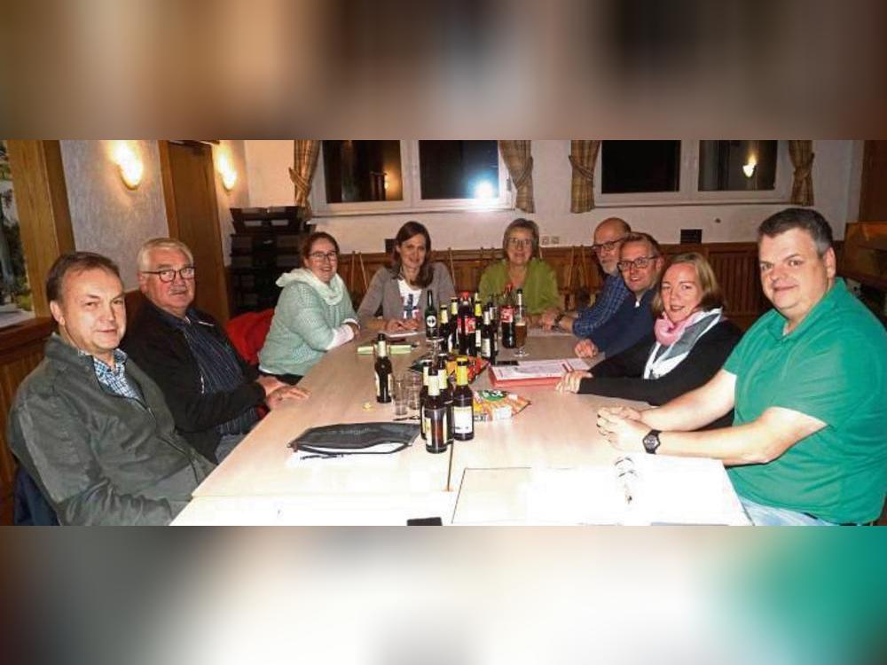 Die Termine im zweiten Winterhalbjahr stehen und sind unter den Kneblinghauser Vereinsvorständen abgesprochen. Neu dabei ist Ulrich Dünschede (2.v.l.) als Hüttenwart der Auerhahnhütte. Foto: Friedhelm Thomas