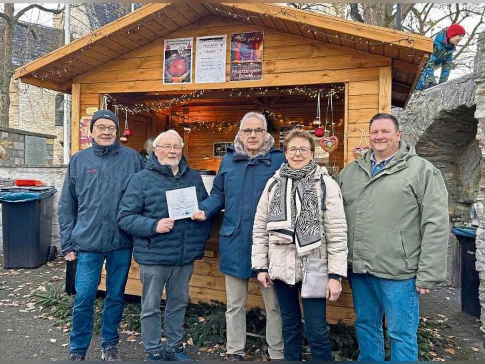 Es freuen sich (v.l.) Josef Grote, Franz Pieper, Udo Heinrich, Veronika Brinkhaus und Stephan Kemper über die Anschaffung der Hütte n.