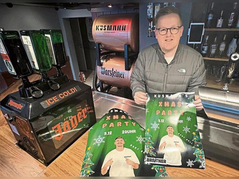 Sonne, Beats und gute Laune treffen auf Lichterglanz – und plötzlich ist Mallorca mitten in Lippstadt: Kusmann-Wirt Jan Büsse holt Malle-Sänger Breitner an die Lippe. Foto: Cegelski