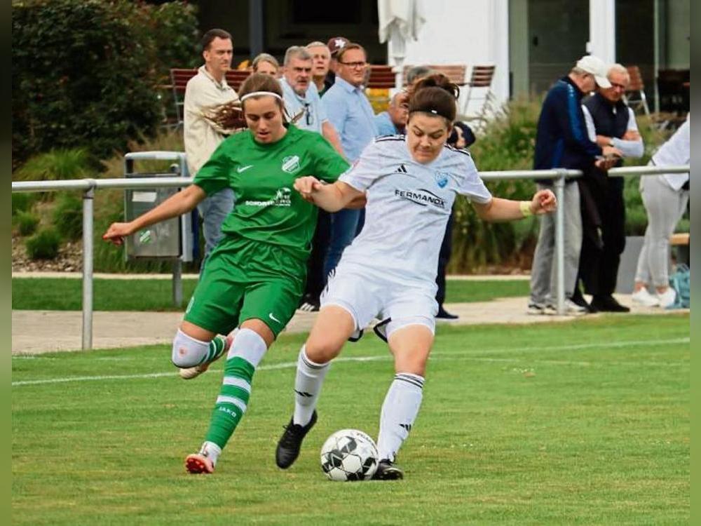 Im Hinspiel setzte sich der TuS Wadersloh (in Weiß) gegen Stirpe knapp mit 2:1 durch. Foto: Uwe Feichtinger