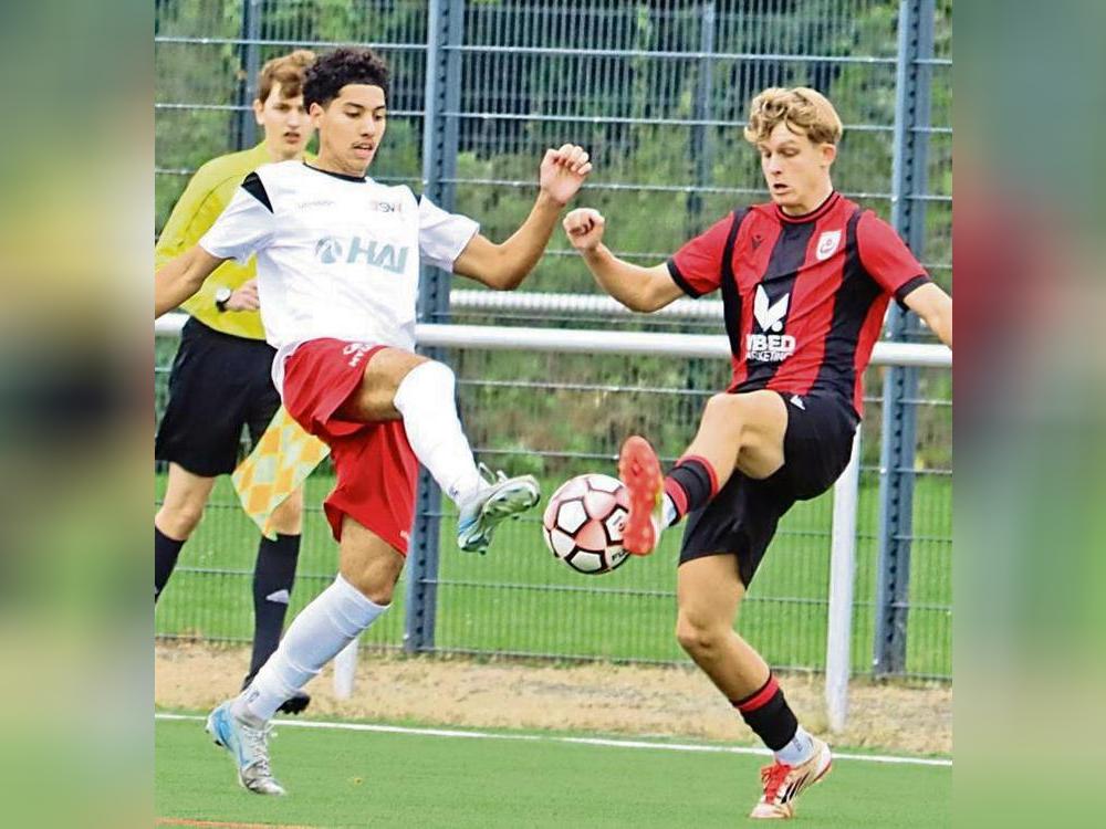 Die Favoritenrolle im Heimspiel gegen RW Ahlen geht an die A-Junioren des SV Lippstadt (in Schwarz-Rot), die den Gegner allerdings nicht auf die leichte Schulter nehmen. Foto: Uwe Feichtinger